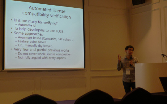 정보보호 소프트웨어 전문기업 엘에스웨어(대표 김민수)가 6일 제주 라마다제주함덕에서 개최된 'UCAWSN 2016 국제학술대회'에서 '특징점 기반의 오픈 소스 라이선스 간 충돌 검사 방법'에 대한 특허출원 논문을 공식 발표했다고 밝혔다. 엘에스웨어 연구원이 특허기술을 설명하고 있다. 엘에스웨어 제공